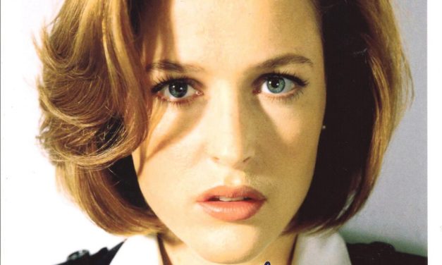 Gillian Anderson Autographed colour 8×10 with Certificate of Authenticity