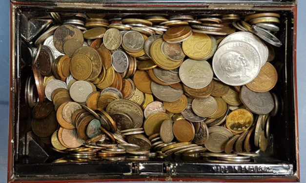 World Coins 1890/1990 mix in oldtime metal box (8 Pounds)