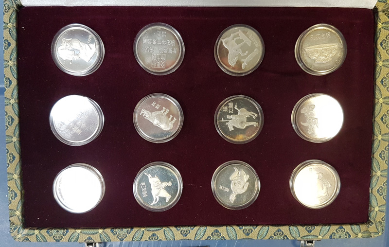 12 medallions in 4 x 3 grid