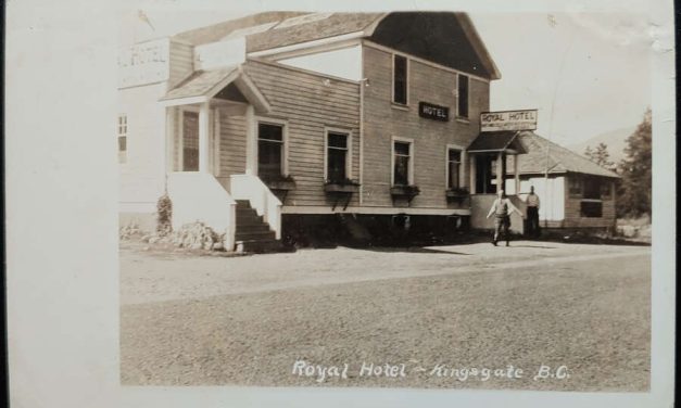 Royal Hotel Kingsgate, B.C. Unused RPPC