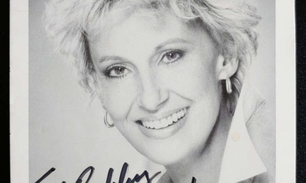Tammy Wynette signed 4×6″ Fanclub B&W Photo